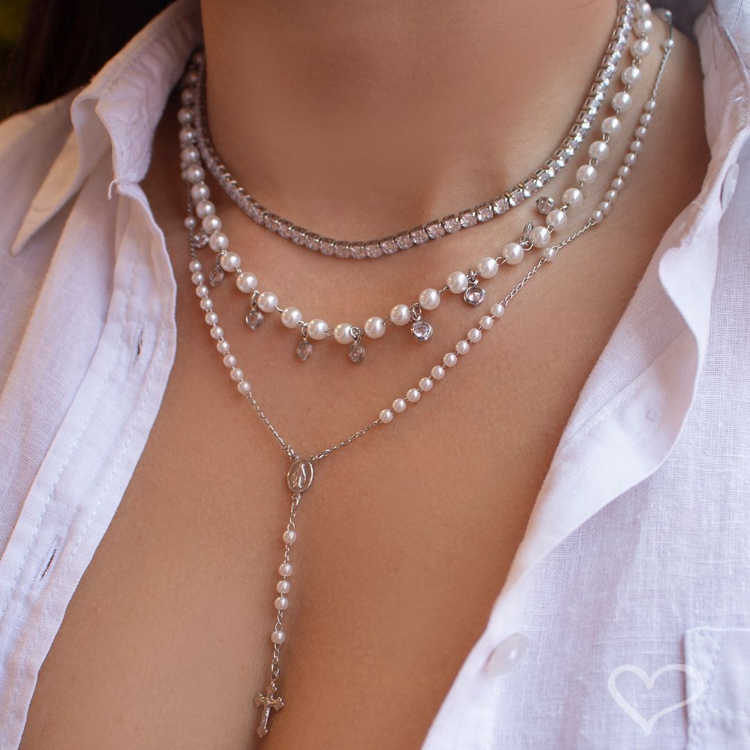 Colar Terço Maria Mini Perólas Folheado em Ródio Branco