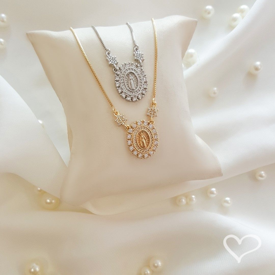 Colar Piuka Medalha Oval Pequena Nossa Senhora das Graças Zircônias Folheado a Ouro 18k
