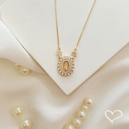 Colar Piuka Medalha Oval Pequena Nossa Senhora das Graças Zircônias Folheado a Ouro 18k