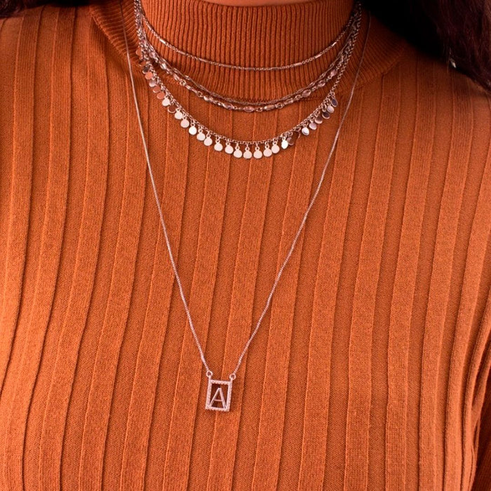 Escapulário Letra Inicial Coração Zircônias Folheado em Ródio Branco