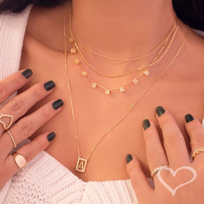 Escapulário Letra Inicial Coração Zircônias Folheado a Ouro 18k