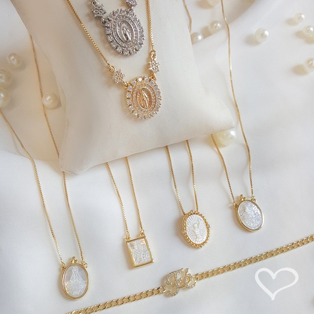Colar Piuka Medalha Oval Pequena Nossa Senhora das Graças Zircônias Folheado em Ródio Branco