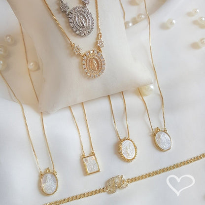 Colar Piuka Medalha Oval Pequena Nossa Senhora das Graças Zircônias Folheado em Ródio Branco