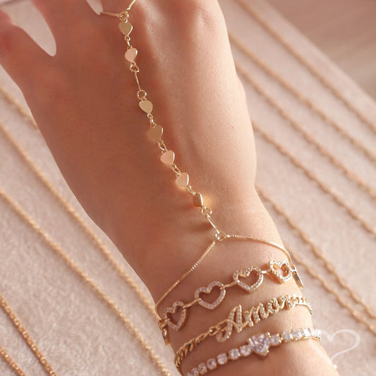 Pulseira de Mão Kitty Mini Corações Folheada a Ouro 18k