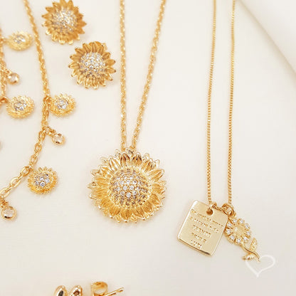 Colar Placa Girassol que Eu Seja Todo Dia Como um Girassol de Costas para o Escuro e de Frente para Luz Zircônias Folheado a Ouro 18k