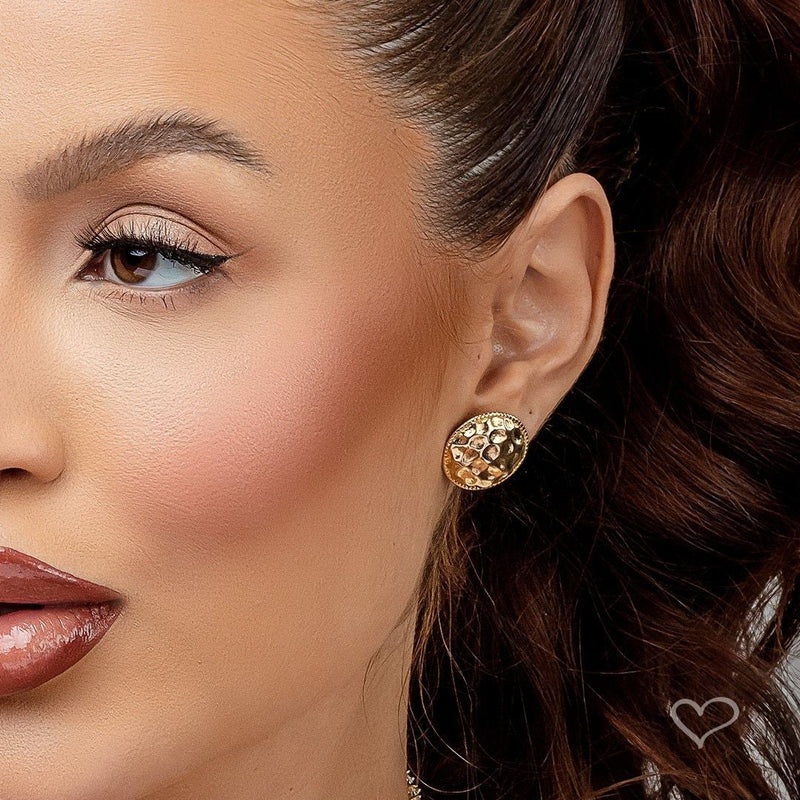 Brinco Botão Cora Texturizado Folheado a Ouro 18k