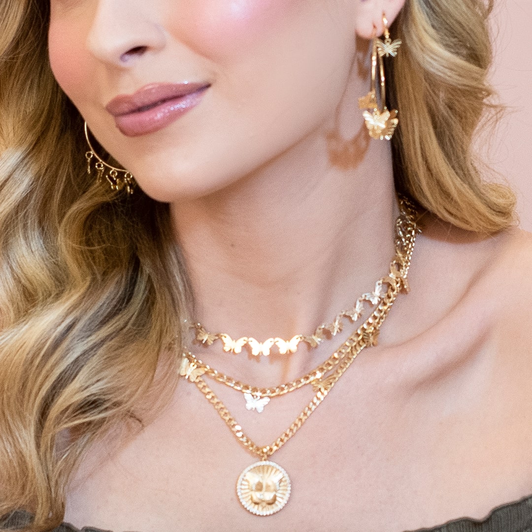 Colar Silvia Medalha Borboleta o que Não Te Desafia Não Te Transforma Folheado a Ouro 18k