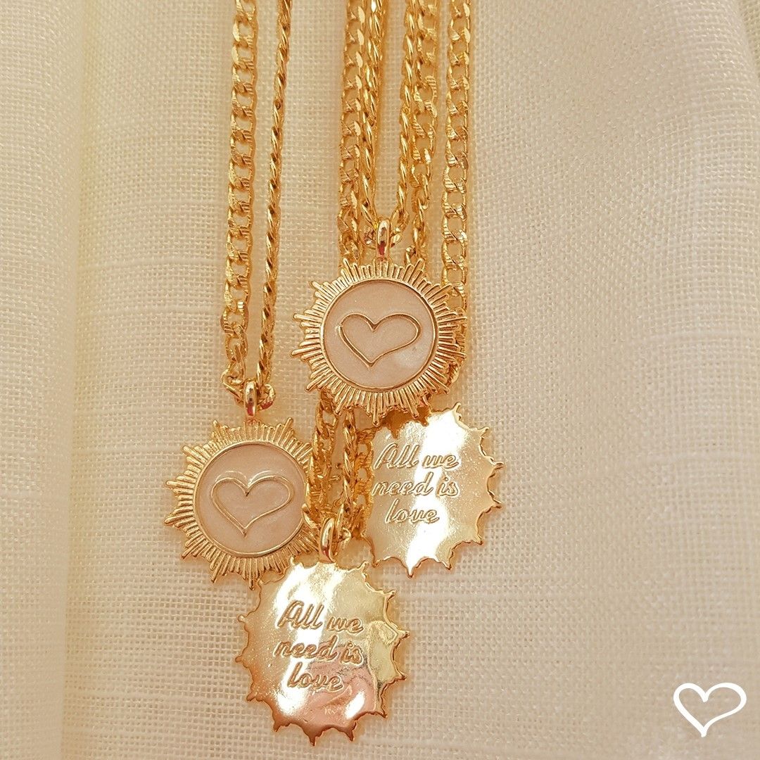 Colar Medalha de Coração All We Need Is Love Folheado a Ouro 18k
