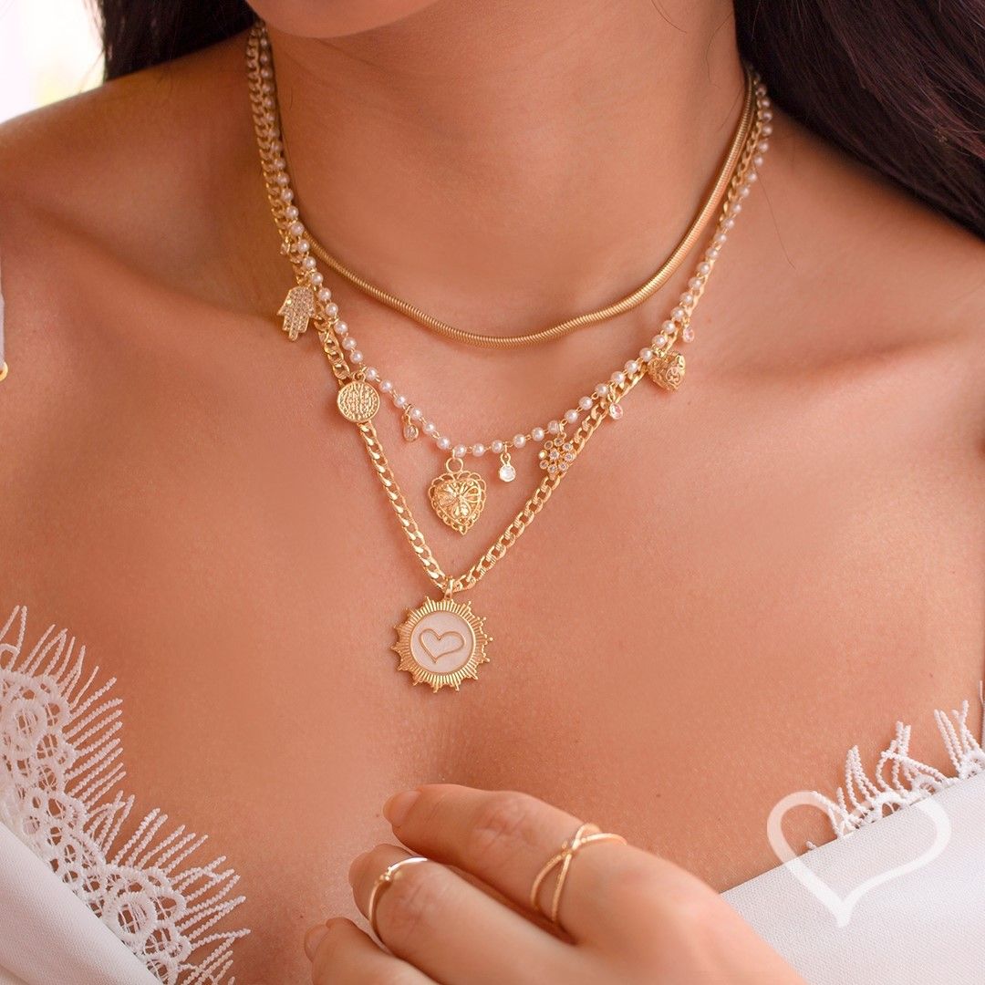 Colar Medalha de Coração All We Need Is Love Folheado a Ouro 18k