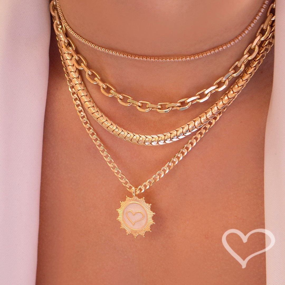 Colar Medalha de Coração All We Need Is Love Folheado a Ouro 18k