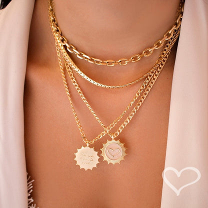 Colar Medalha de Coração All We Need Is Love Folheado a Ouro 18k