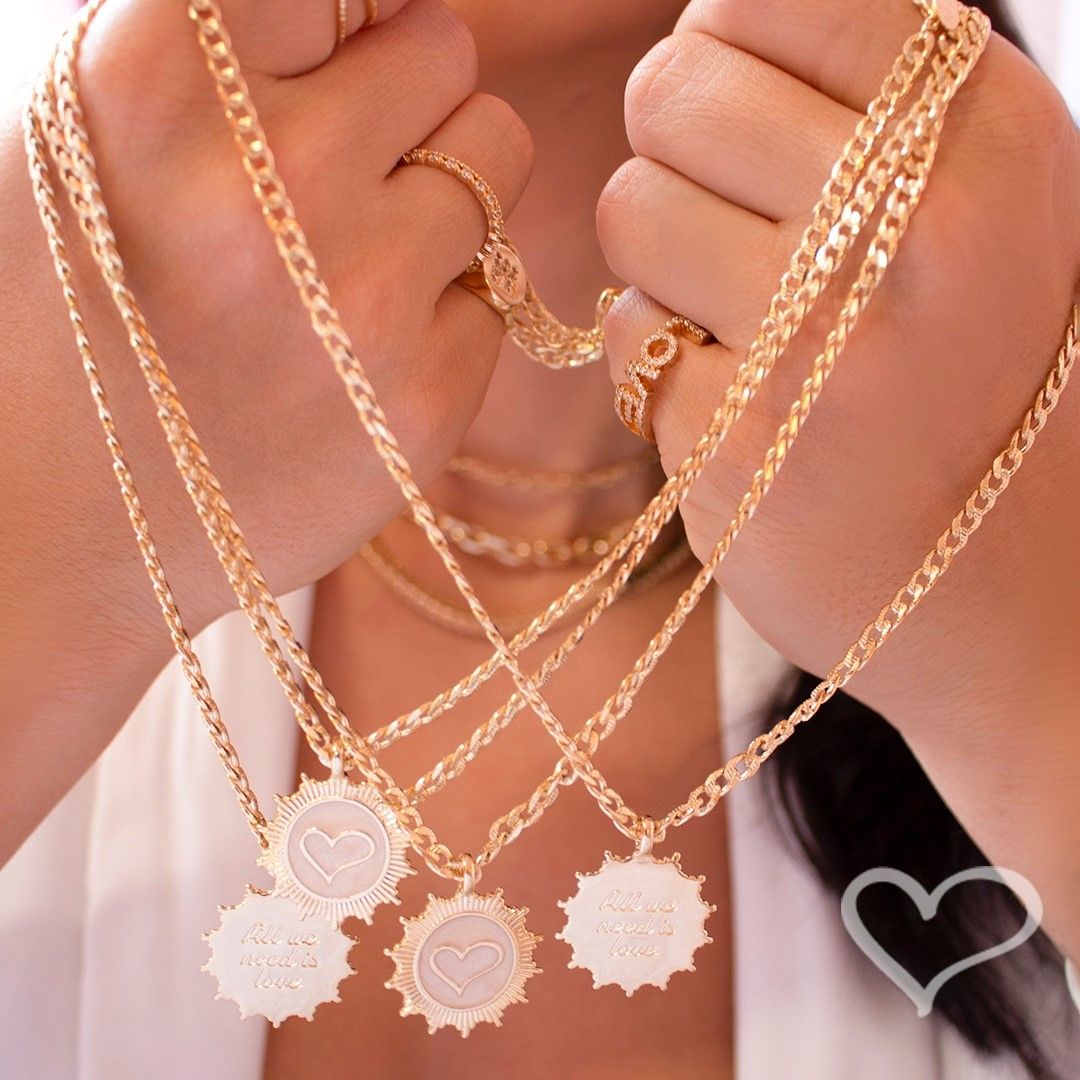 Colar Medalha de Coração All We Need Is Love Folheado a Ouro 18k