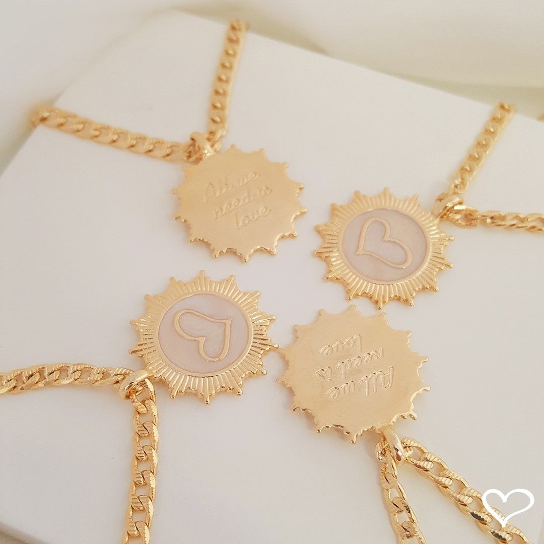 Colar Medalha de Coração All We Need Is Love Folheado a Ouro 18k