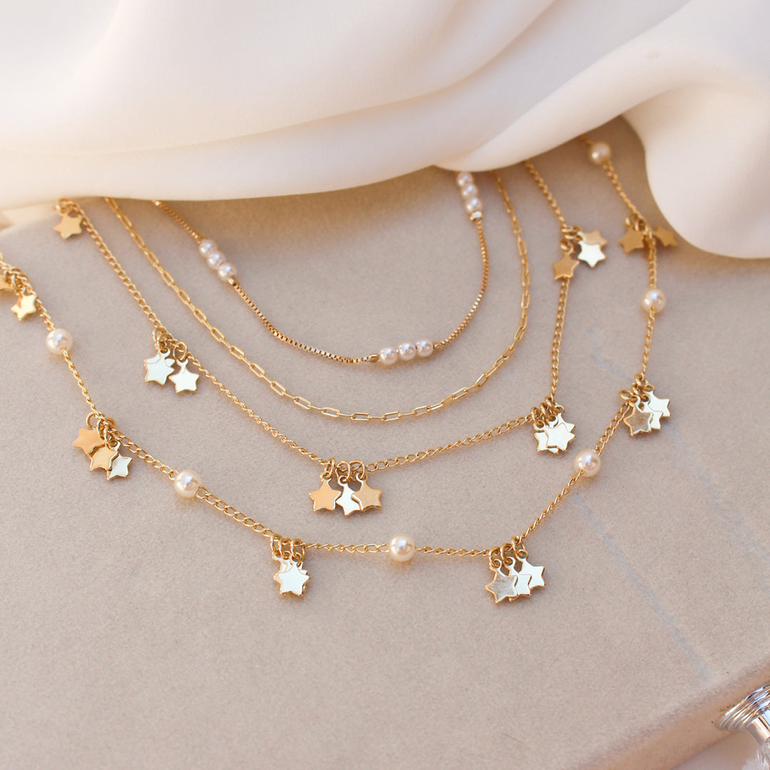 Colar 3 Voltas Lika Mini Estrelas e Pérolas Folheado a Ouro 18k