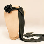 Flor de Pescoço Crepe de Seda Preta Piuka