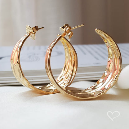 Brinco de Argola Texturizada Michelle Folheado a Ouro 18k