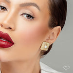 Brinco Botão Quadrado Kay Pérola Folheado a Ouro 18k