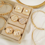 Brinco Botão Quadrado Kay Pérola Folheado a Ouro 18k