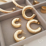 Brinco de Argola Tubo G Ariel Folheado a Ouro 18k