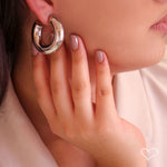 Brinco de Argola Tubo G Ariel Folheado em Ródio Branco