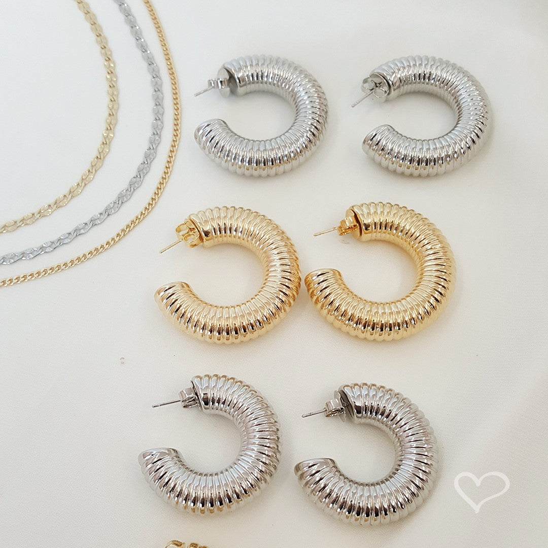 Brinco de Argola Tubo Espiral G Lila Folheado a Ouro 18k