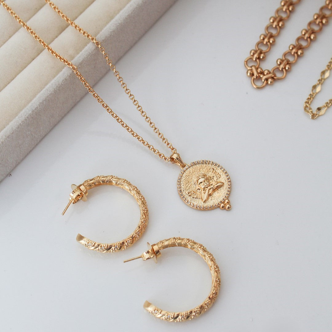 Colar Medalha Anjo da Guarda Zircônias Folheado a Ouro 18k