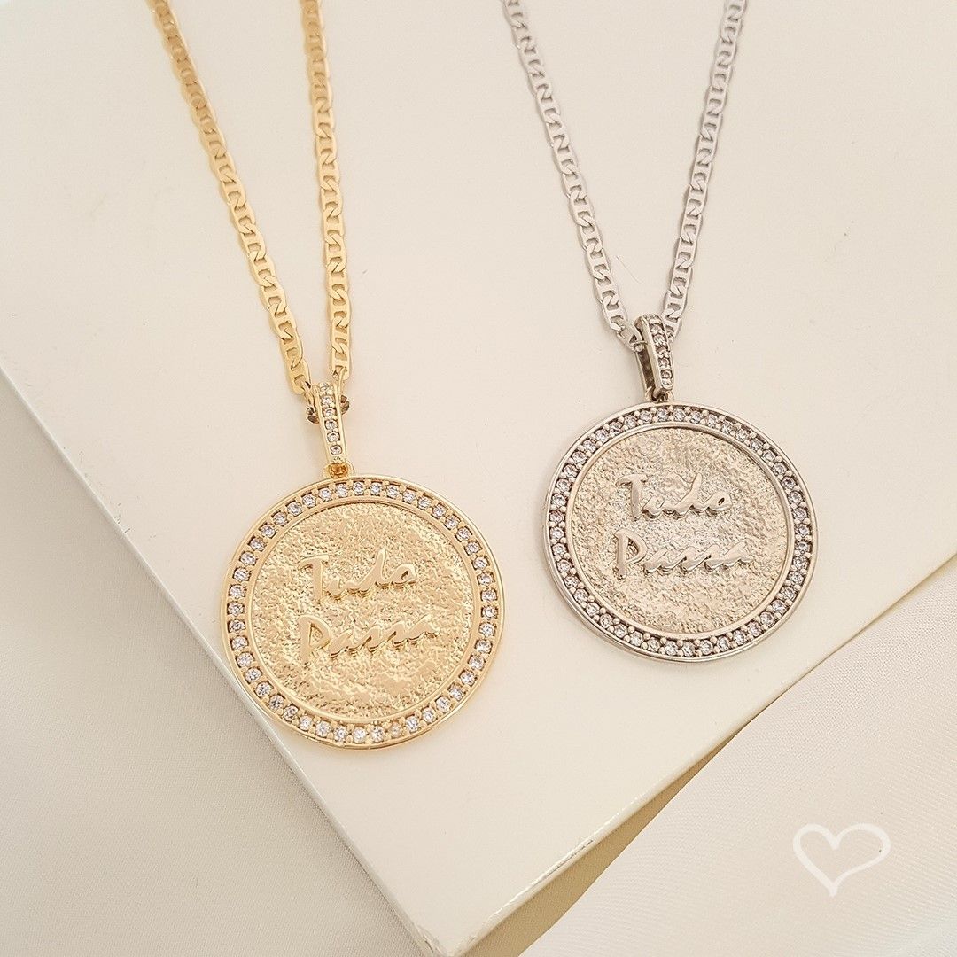 Colar Asha Medalha Tudo Passa Zircônias Folheado a Ouro 18k