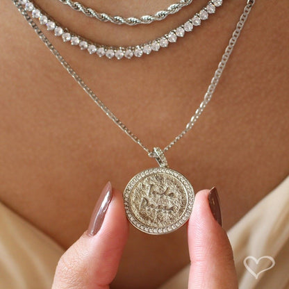 Colar Asha Medalha Tudo Passa Zircônias Folheado em Ródio Branco
