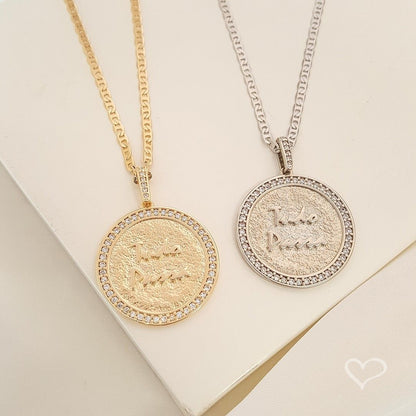 Colar Asha Medalha Tudo Passa Zircônias Folheado em Ródio Branco