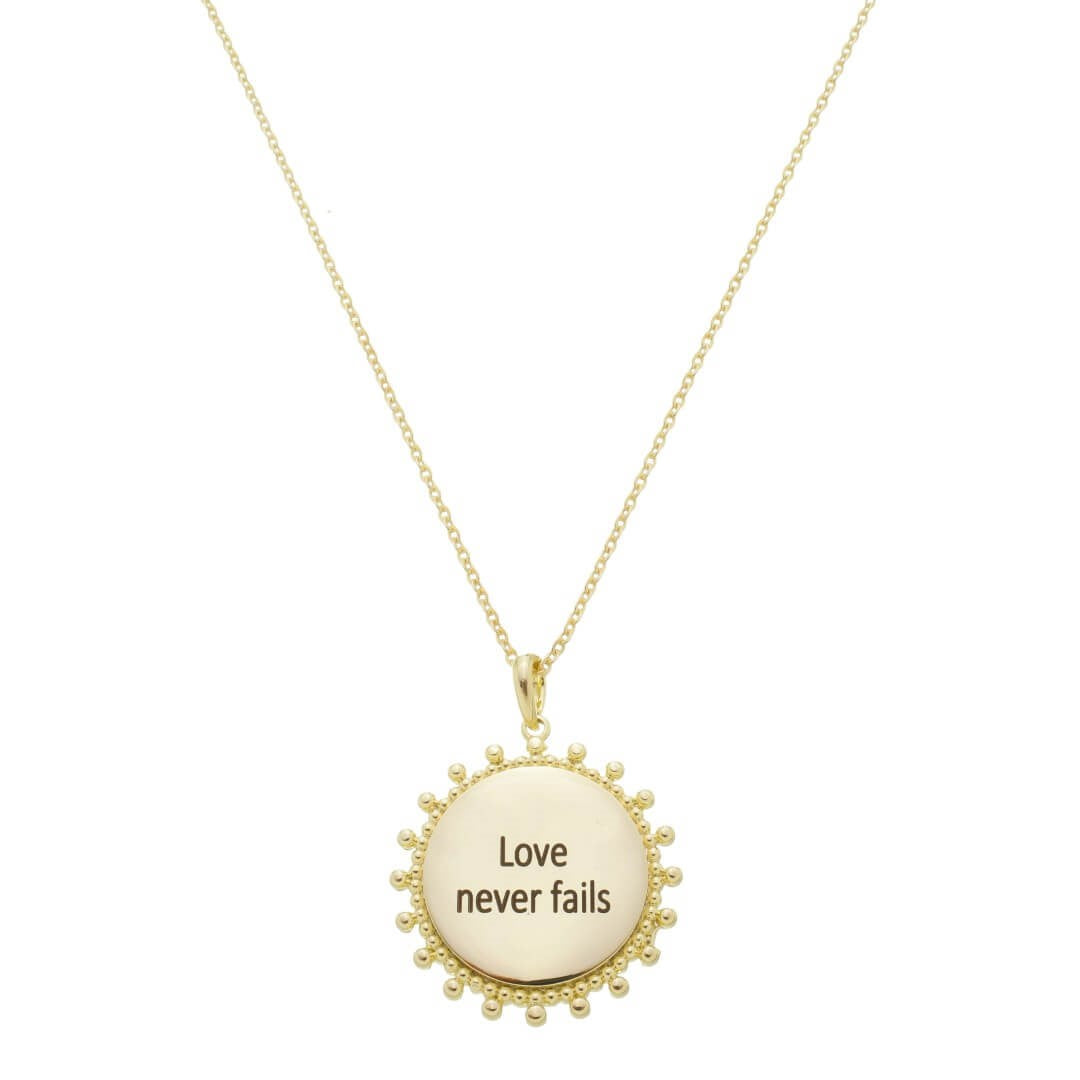 Colar Sandy Medalha Love Never Fails Folheado a Ouro 18k