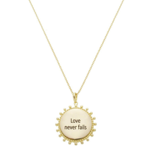 Colar Sandy Medalha Love Never Fails Folheado a Ouro 18k