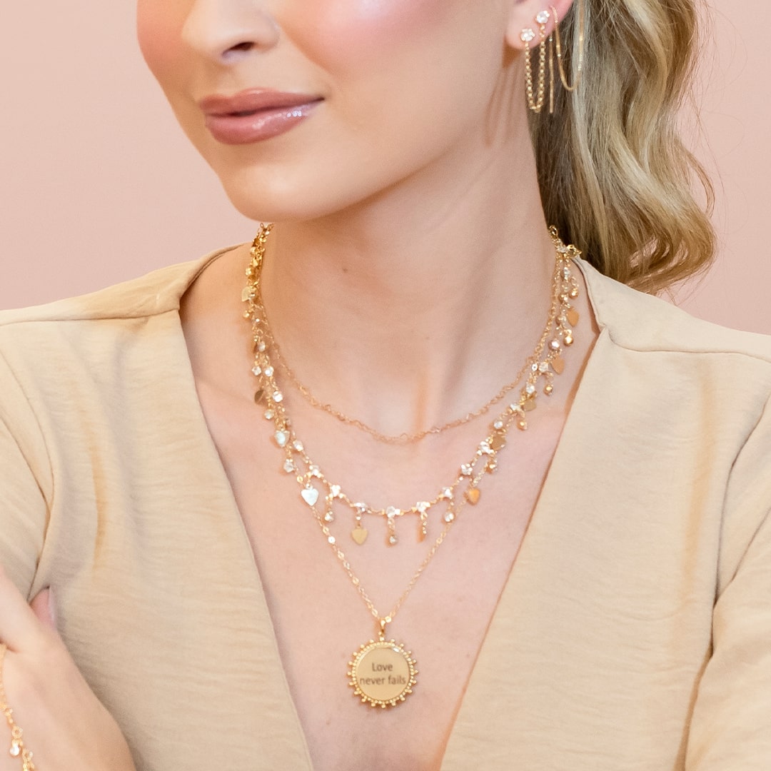 Colar Sandy Medalha Love Never Fails Folheado a Ouro 18k