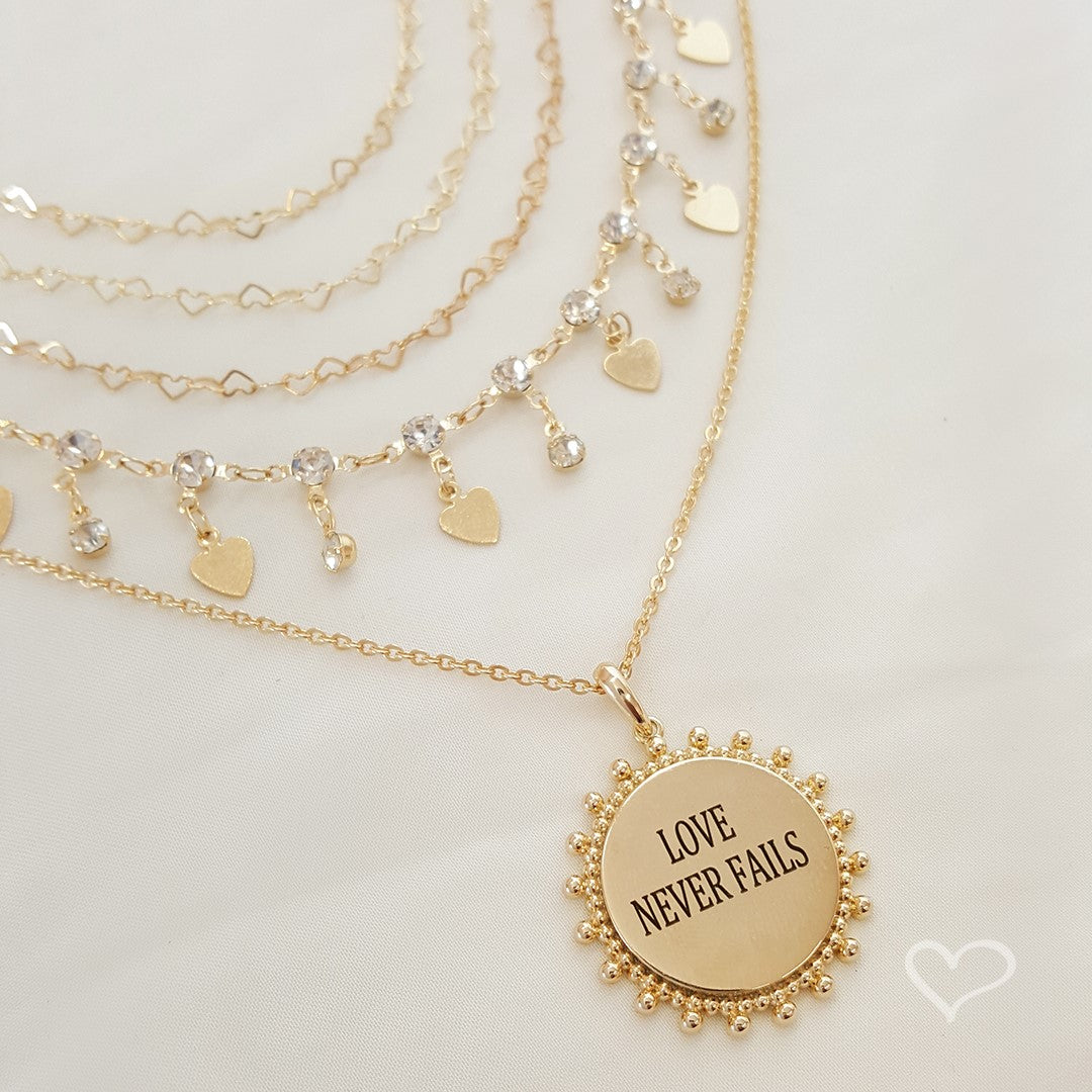 Colar Sandy Medalha Love Never Fails Folheado a Ouro 18k