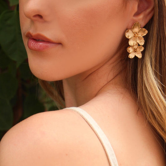 Brinco Flor Amarílis Dourado Piuka