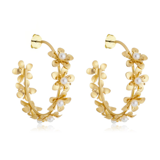 Brinco de Argola Flor Lírio Dourado e Pérolas