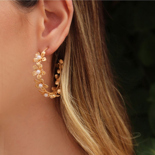 Brinco de Argola Flor Lírio Dourado e Pérolas