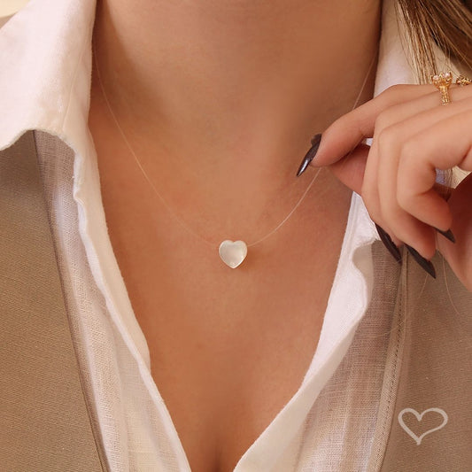 Choker Fio de Nylon Coração Madrepérola Folheado a Ouro 18k