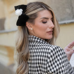 Laço de Cabelo Duplo Leticia Veludo Alemão Preto com Flor Removivel em Voal Off White