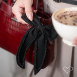 Laço de Cabelo Marcela Crepe Preto com Bordado Contornado