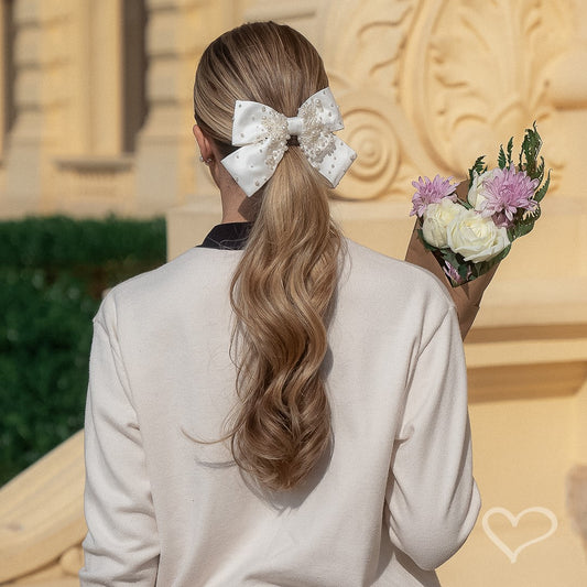 Laço de Cabelo Isadora Crepe Acetinado Branco Bordado de Pérolas