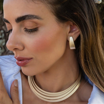 Gargantilha Agnes Metal Acetinado Folheada a Ouro 18k