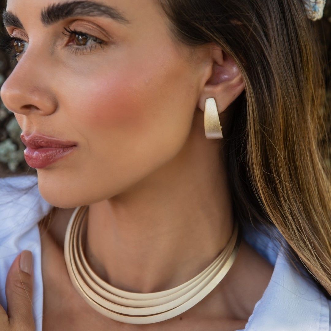 Gargantilha Agnes Metal Acetinado Folheada a Ouro 18k