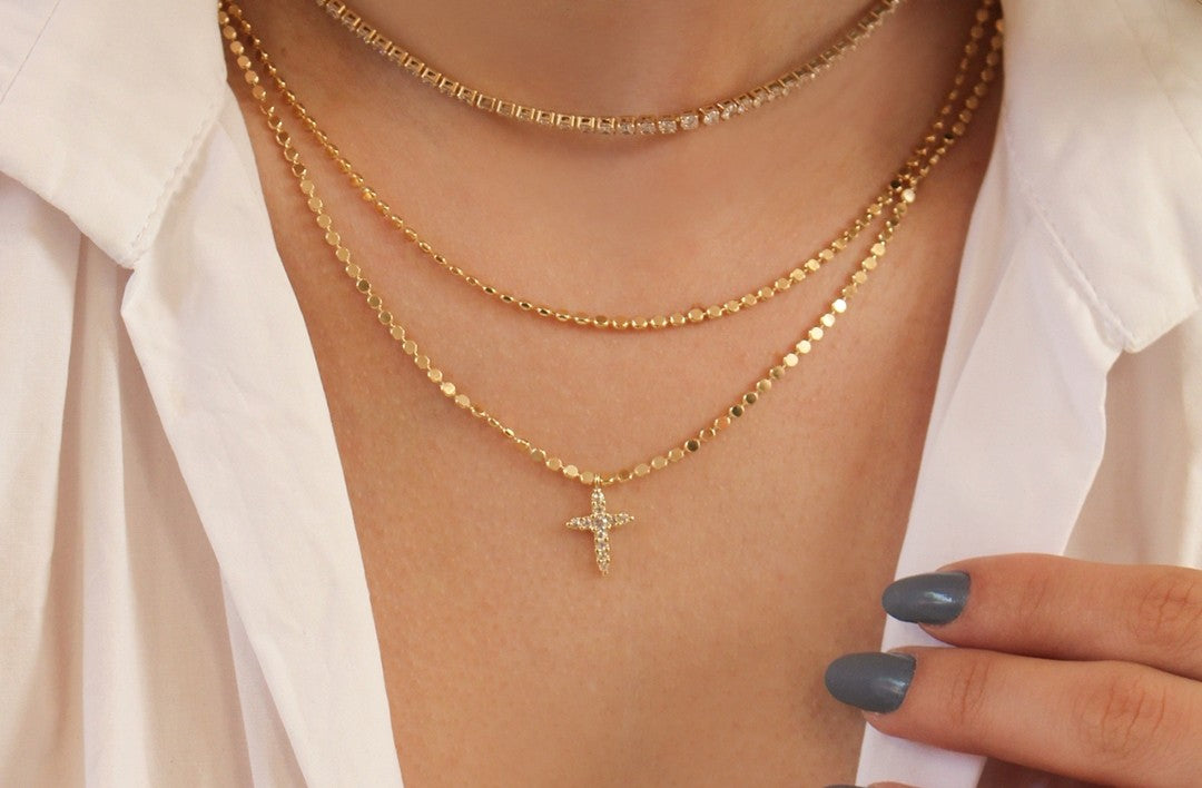 Como usar colar de cruz em looks femininos moderno