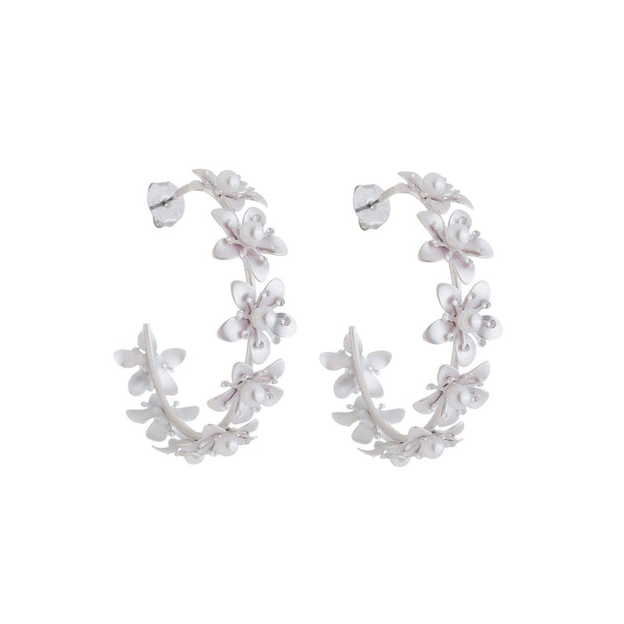 Brinco de Argola Flor Lírio Prata e Pérolas