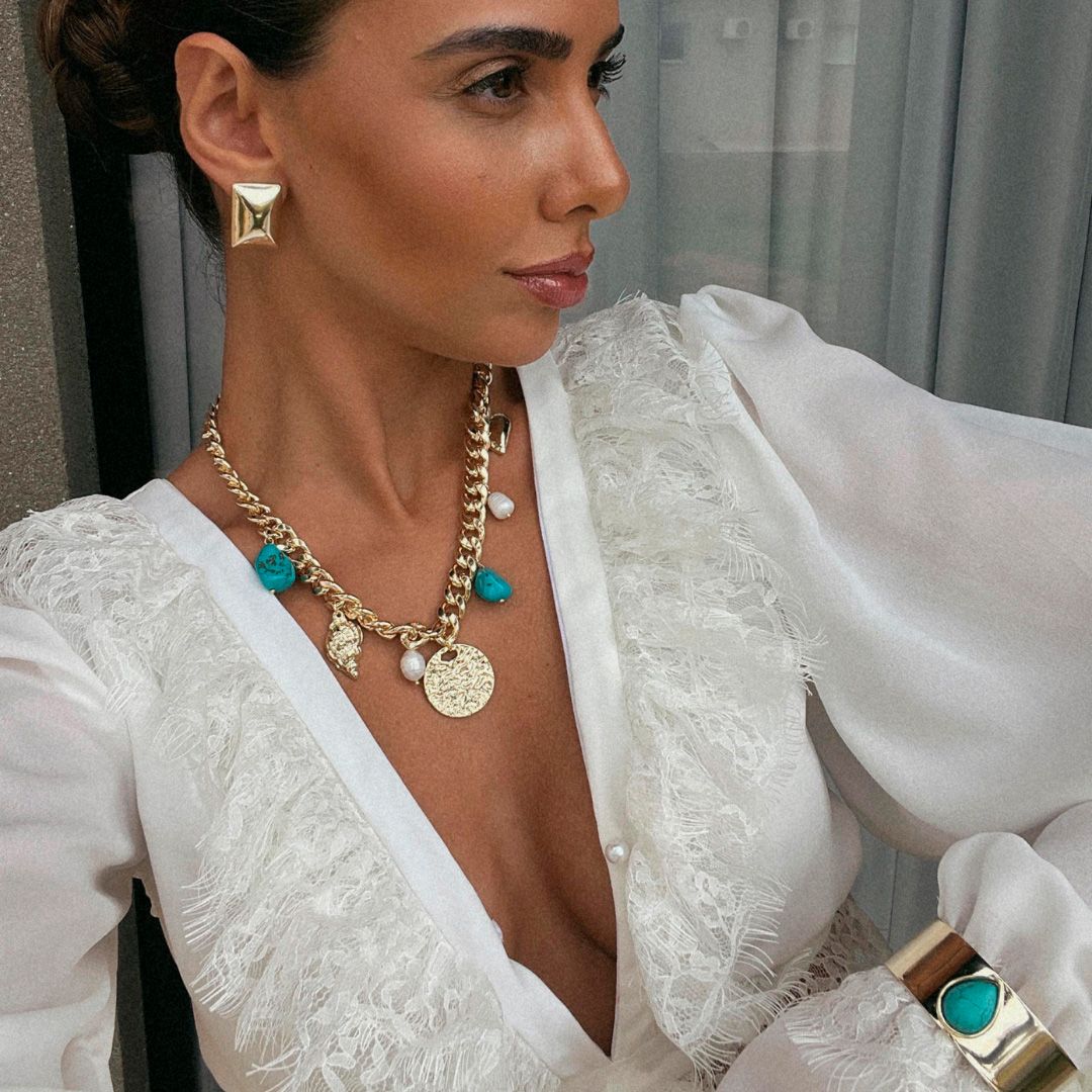 Colar Natalia Boho Elos Medalha Concha Pérola de Água Doce Howlita Turquesa Folheado a Ouro 18k