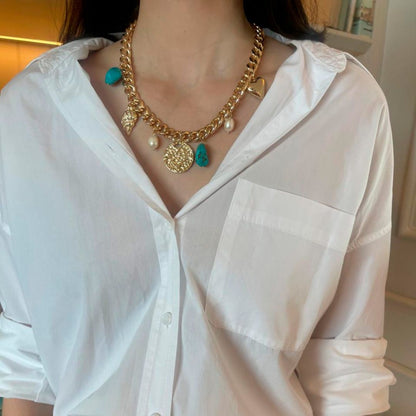 Colar Natalia Boho Elos Medalha Concha Pérola de Água Doce Howlita Turquesa Folheado a Ouro 18k