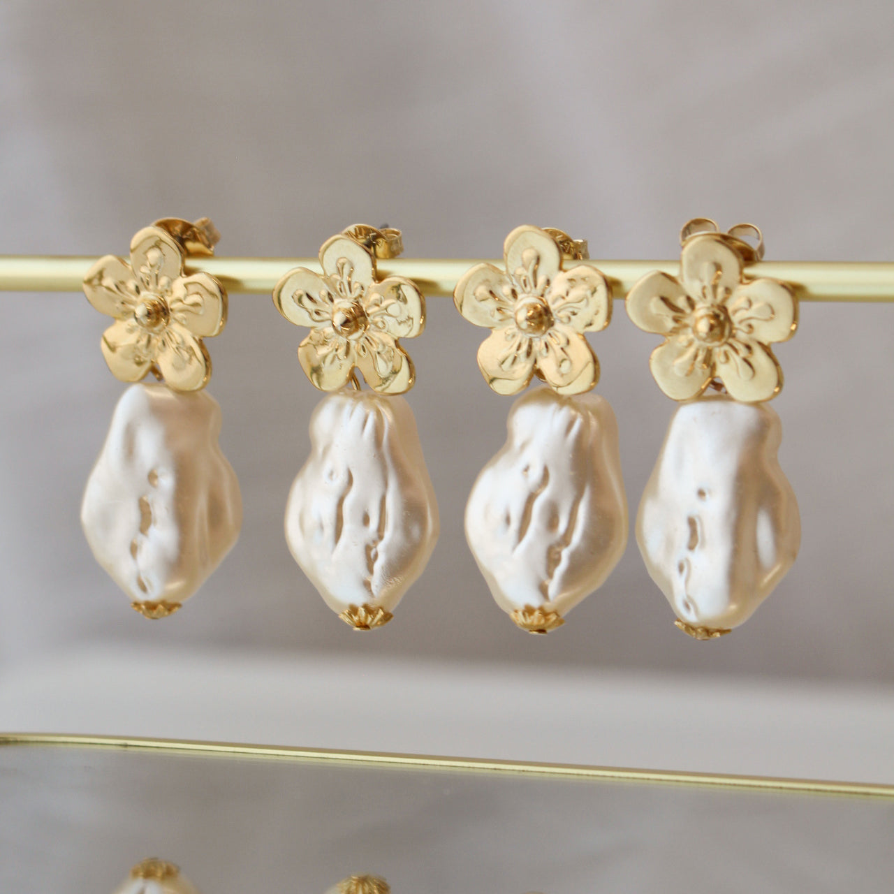 Brinco Adriana Flor Pérola de Água Doce Dourado