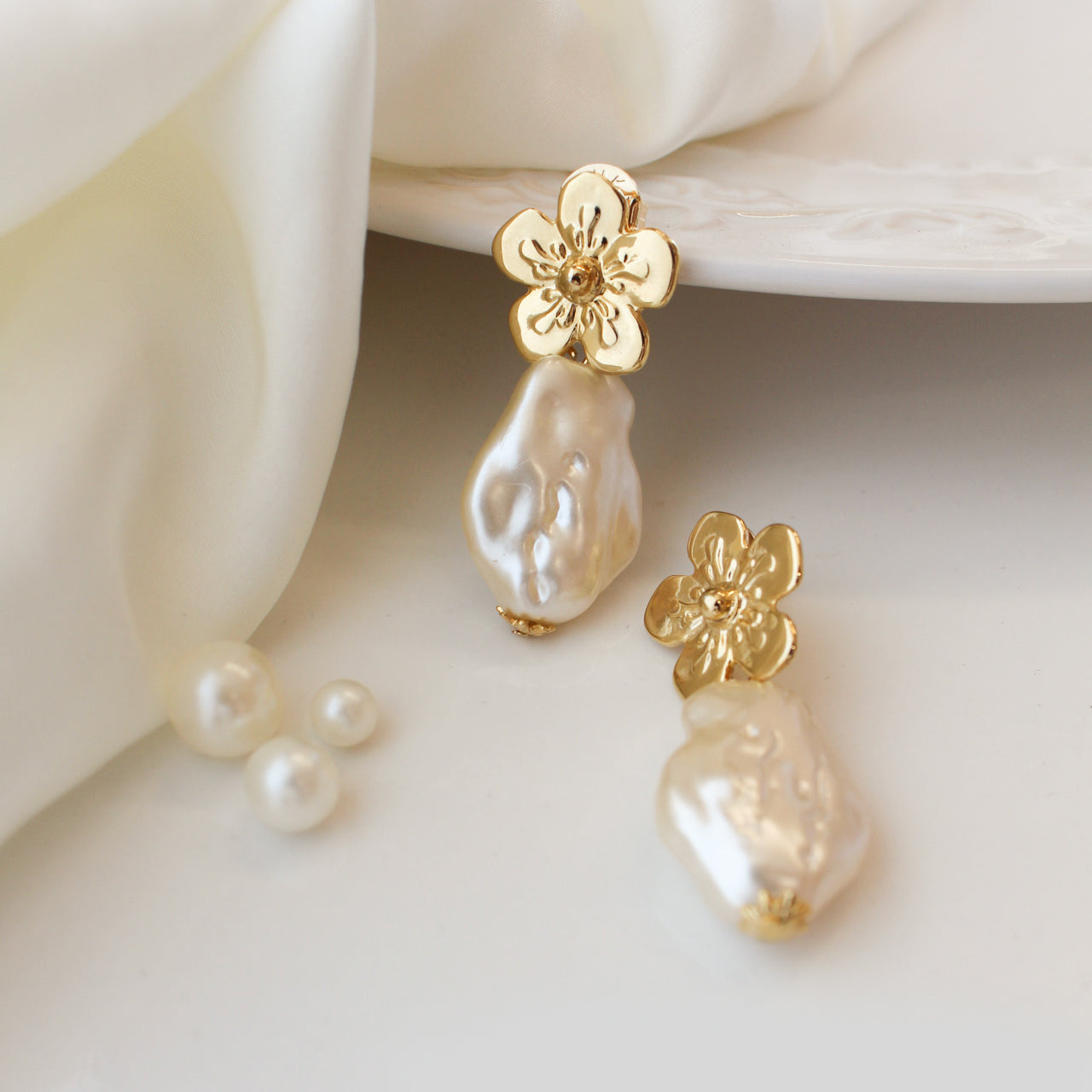 Brinco Adriana Flor Pérola de Água Doce Dourado