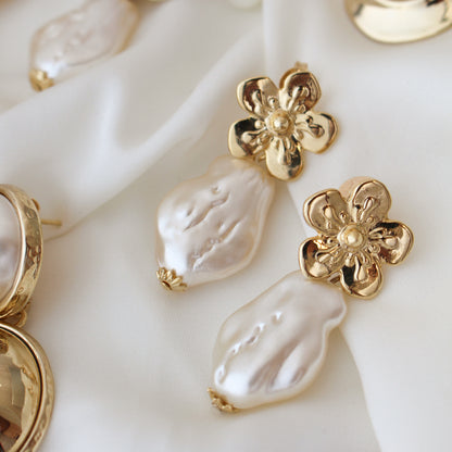 Brinco Adriana Flor Pérola de Água Doce Dourado