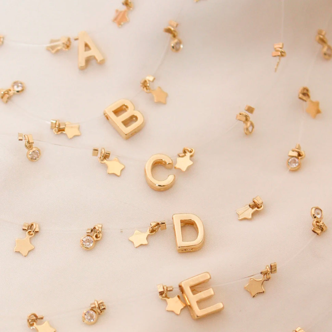Choker Fio de Nylon Letra Inicial Paolla Mini Estrelas Folheado a Ouro 18k